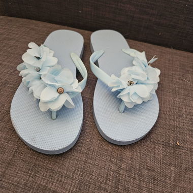 Tongs bleu clair à fleurs