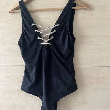 Costume da bagno nero con lacci
