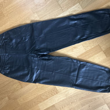 Pantalone Zara un po' baggy in ecopelle