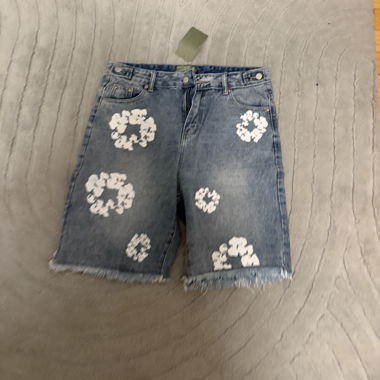 Short in denim con stampa floreale