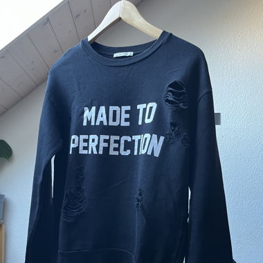 Schwarzer Pullover