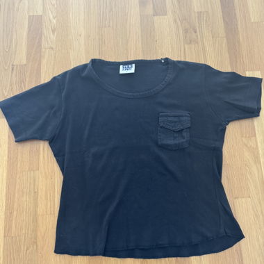 T-shirt nera con taschino