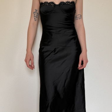Schwarzes Satin-Negligé-Kleid