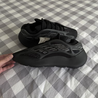 Yeezy 700 V3 Dark Glow Noir 44
