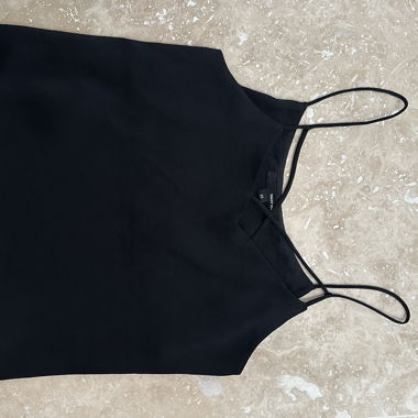 Top nero a spalline sottili