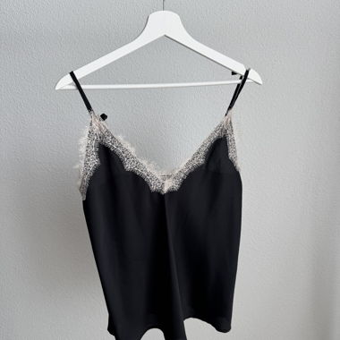 Schwarzes Satin-Camisole mit Spitze