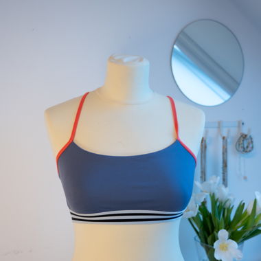 Adidas Sport-Bralette blau mit roten Trägern
