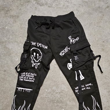 schwarze Hosen mit Muster