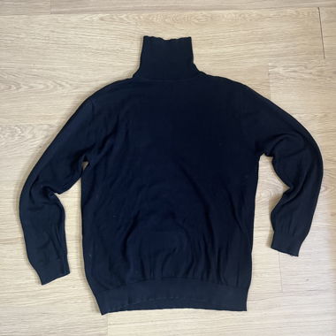 Schwarzer Rollkragenpullover