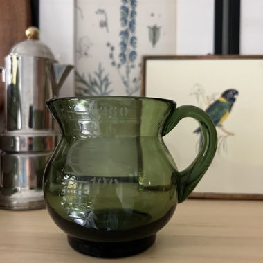 Pichet en verre avec échelle de mesure en grammes