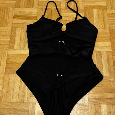 Costume da bagno nero con tagli