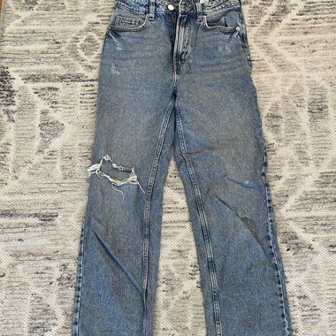 Jeans mit Loch