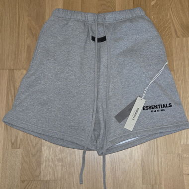 Essentials Shorts grau