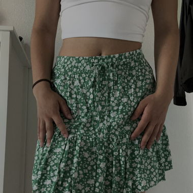 grüner Skort mit weissen Blumen