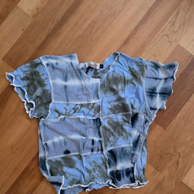 blaues t-shirt