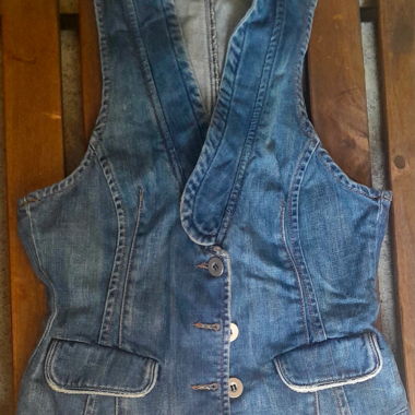 Gilet en jean avec patte boutonnée