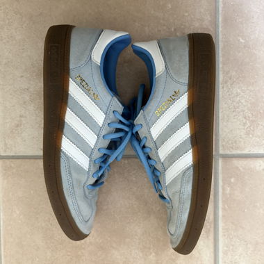 Hellblaue Adidas Spezial
