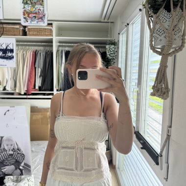 Top in pizzo con spalline