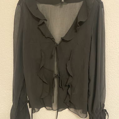 Blouse noire à volants
