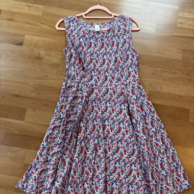Ärmelloses, florales Sommerkleid
