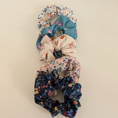 Set da 5 scrunchies con fiori