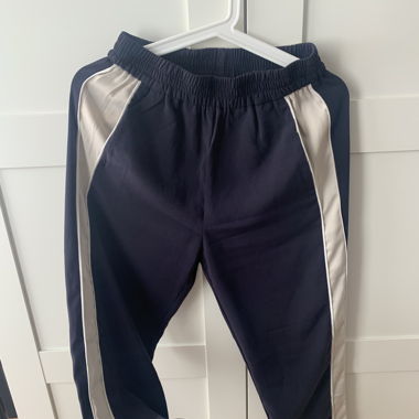 Dunkelblaue sportive Hose mit Kontraststreifen