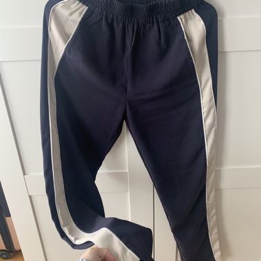 Dunkelblaue sportive Hose mit Kontraststreifen