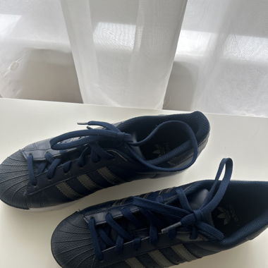 dunkelblaue Adidas Superstars