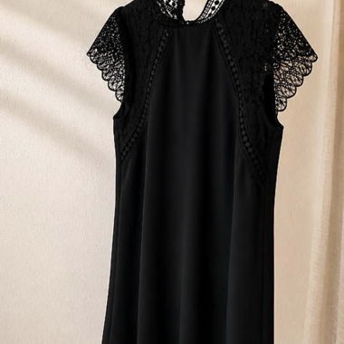 Robe noire avec dentelle