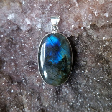 Pendentif avec labradorite / Labradorite pendant