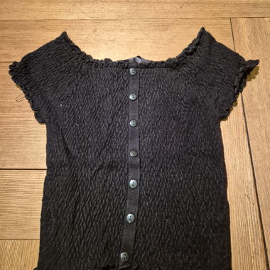 Top nero, spalle scoperte