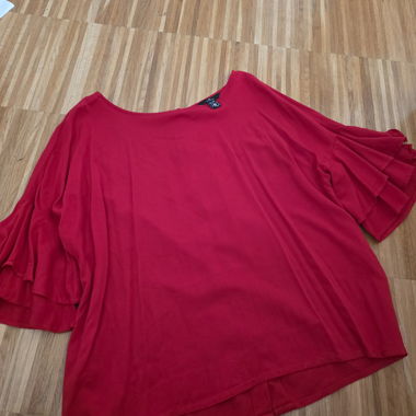 Blusa rossa con maniche volant