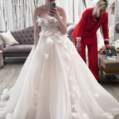 Robe de mariée en tulle à fleurs et voile