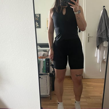 Schwarze nahtlose Fahrradhose kurz