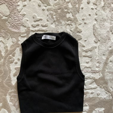 Cropped black tank top 