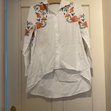 Weisse Bluse mit Stickerei