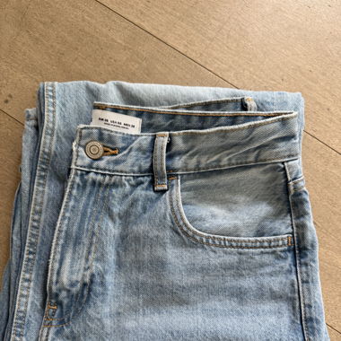 Lange hellblaue Hose 