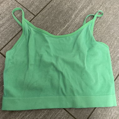 Top corto verde con spalline sottili