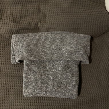 Maglione lavorato a maglia grigio scollato sulle spalle
