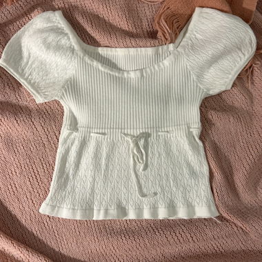 Weisses geripptes Strickoberteil