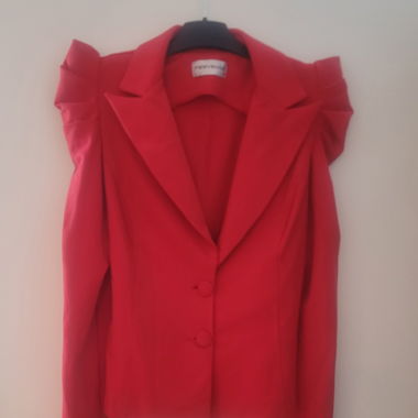 Blazer rosso con dettagli sulle spalle
