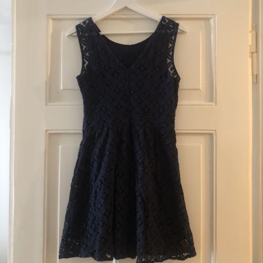 Abito blu scuro con pizzo