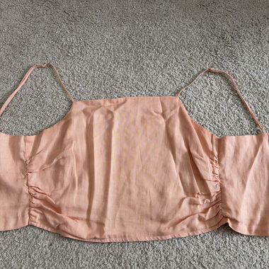 Salmonfarbener Crop-Top