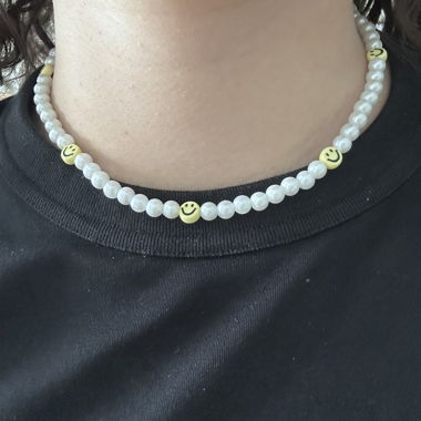 Collana corta di perline con perline smiley