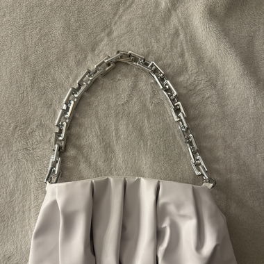 weisse Schultertasche