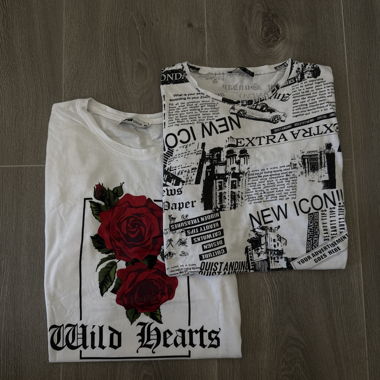 Stylische T-Shirts mit Zeitungs- und Rosenoptik