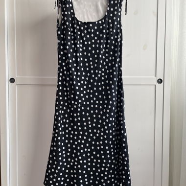 Schwarzes Kleid mit Punkten