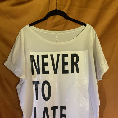 T-shirt pièce limitée NEVER TO LATE