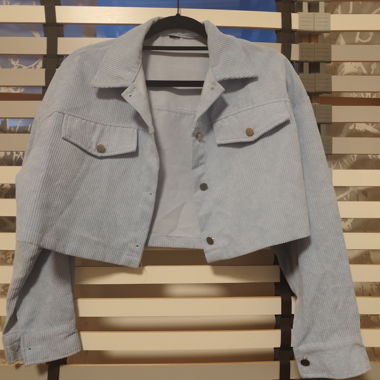 Hellblaue Cordjacke