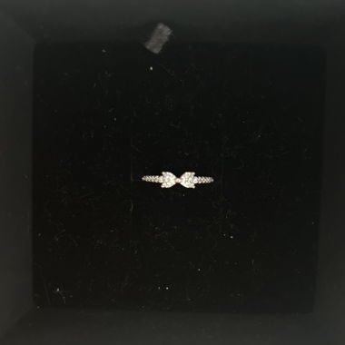 Bague brillante à l'aspect de nœuds